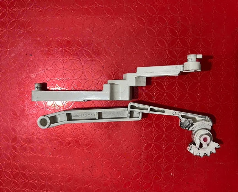 Cặp tai cửa khay tay máy in HP LaserJet Enterprise M604dn